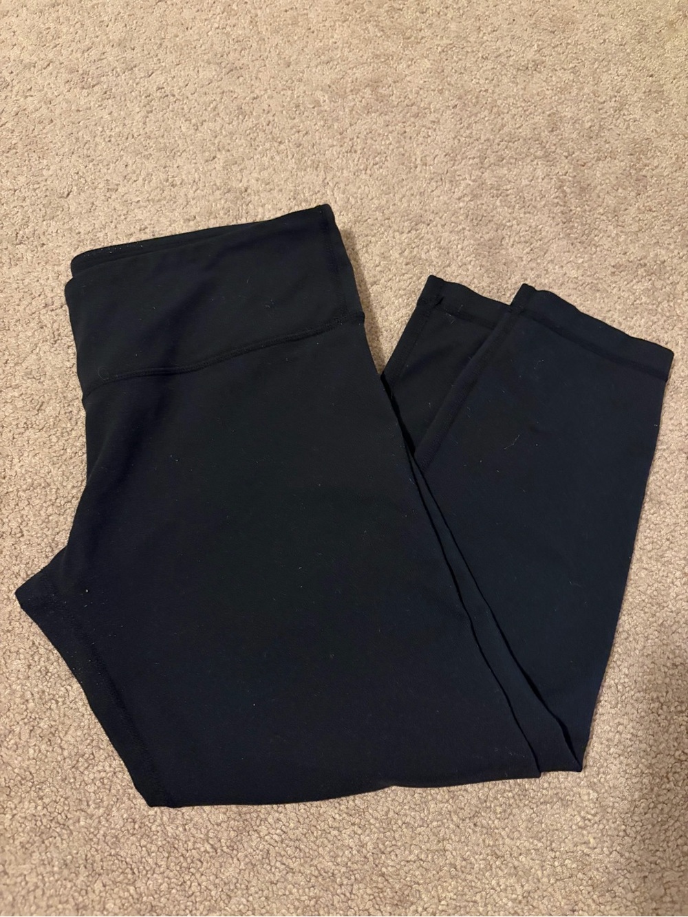 🍁 LULULEMON - Size Small Capris - Flaw